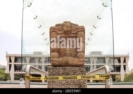 Skulptur des maya-chefs am Eingang der Universität von san carlos guatemala Stockfoto