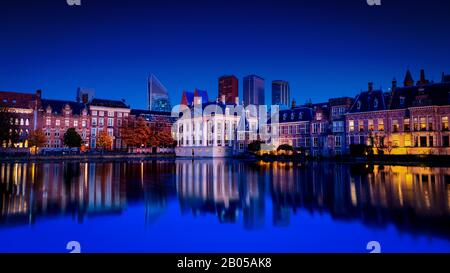 Skyline von Den Haag Den Haag mit den Gebäuden der Binnenhof, Mauritshuis Museum und moderne Bürotürme. Stockfoto