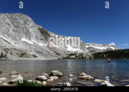 Ein klarer Tag auf dem Mariesee in der Snowy Range von Wyoming Stockfoto