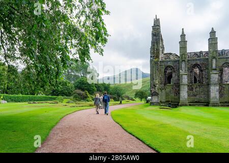 Edinburgh, 11. Juli: Morgendlicher Blick auf die Ruinen der Holyrood Abbey am 11. Juli 2011 in Edinburgh Stockfoto