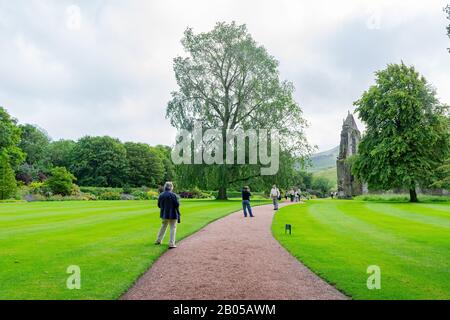 Edinburgh, 11. Juli: Morgendlicher Blick auf die Ruinen der Holyrood Abbey am 11. Juli 2011 in Edinburgh Stockfoto