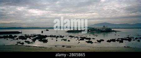 Felsen am Strand, Playa De Los Bikinis, Santander, Kantabrien, Spanien Stockfoto