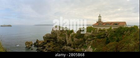 Leuchtturm an der Küste, Faro De La Cerda, Santander, Kantabrien, Spanien Stockfoto