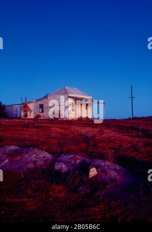 Dämmerung, die in einer ehemaligen "Geisterstadt" von Cue, Western Australia, von Altem unbenutzten Shack geschossen wurde Stockfoto