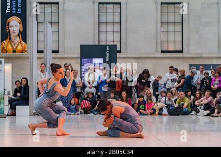 London, Jul 8: Moden Dancing Performance im British Museum am 8. Juli 2011 in London, Großbritannien Stockfoto