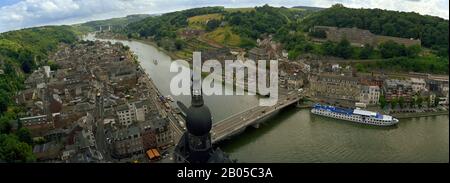 Stadt und eine Brücke über den Fluss von der Zitadelle Dinant, dem Fluss Meuse, Dinant, Provinz Namur, Wallonien, Belgien aus gesehen Stockfoto