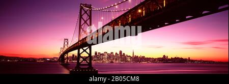 Brücke über eine Bucht mit Stadtsilhouette im Hintergrund, Bay Bridge, San Francisco Bay, San Francisco, Kalifornien, USA Stockfoto