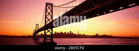 Brücke über eine Bucht mit Stadtsilhouette im Hintergrund, Bay Bridge, San Francisco Bay, San Francisco, Kalifornien, USA Stockfoto