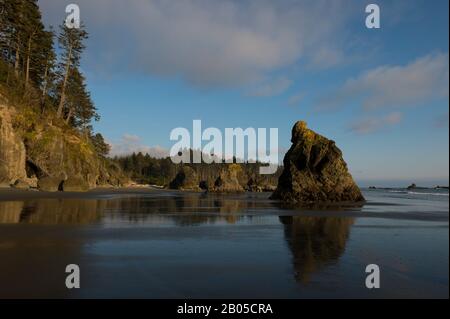 Ruby Beach auf der Olympia-Halbinsel im Olympia-Nationalpark im US-Bundesstaat Washington im Abendlicht Stockfoto