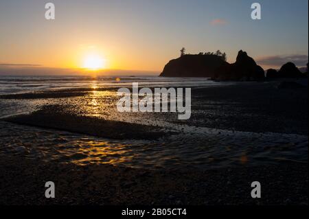 Sonnenuntergang am Ruby Beach auf der Olympic Peninsula im Olympic National Park im US-Bundesstaat Washington Stockfoto