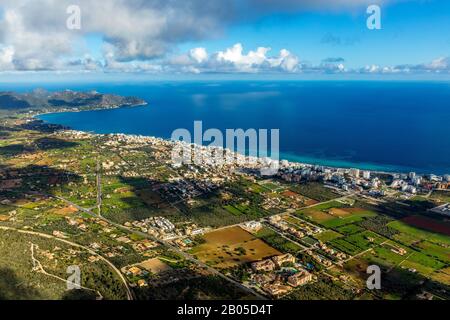 Blick auf Cala Millor mit Hotels am Strand, 09.01.2020, Luftbild, Spanien, Balearen, Mallorca, Cala Millor Stockfoto