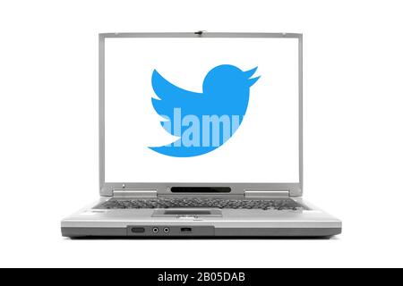 Laptop mit Twitter-Logo auf dem Display Stockfoto