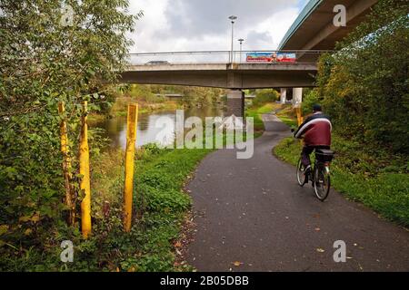 Verkehrsknotenpunkt mit Autobahn A46, Ruhrtal-Autobahn und Kunstwerk "Primus inter pares", Deutschland, Nordrhein-Westfalen, Sauerland, Arnsberg Stockfoto