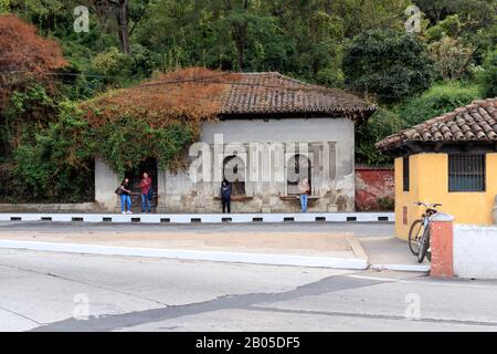 Menschen warten auf den Bus in antigua guatemala Stockfoto