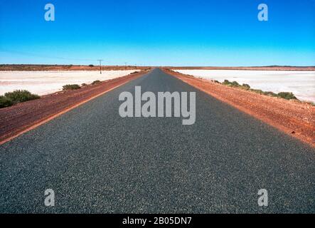 Breite offene Straße, Bitumen Road, die durch Salt Lake Country, Outback, Zentralaustralien führt Stockfoto