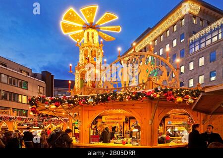 Weihnachtsmarkt mit leuchtender Weihnachtspyramide, Dr.-Ruer-Platz, Deutschland, Nordrhein-Westfalen, Ruhrgebiet, Dortmund Stockfoto