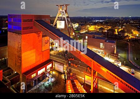 Beleuchtete Kopfbedeckung des Kohle-Bergwerks-Industriekomplexes Schacht XII am Abend, Deutschland, Nordrhein-Westfalen, Ruhrgebiet, Essen Stockfoto