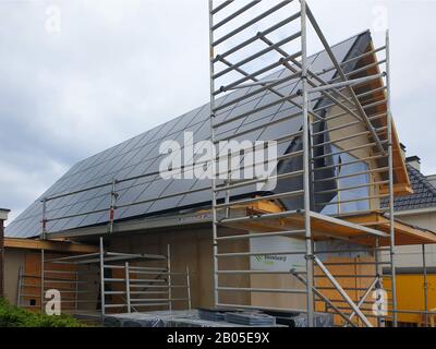 Neu errichtetes Gehöft mit Solardach, Deutschland, Nordrhein-Westfalen Stockfoto