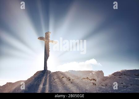 Gipfelkreuz am großen Arber in Sonnenstrahlen im Winter, Deutschland, Bayern, Nationalpark Bayerischer Wald Stockfoto