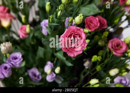 Wunderschöner Blumenstrauß mit bunten Blumen. Verschiedene Farbrosen im Blumenladen. Üppiger Blumenstrauß für den besonderen Moment. Hochzeitstag. Stockfoto