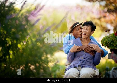 Ältere Menschen umarmen und küssen, seine Frau. Stockfoto