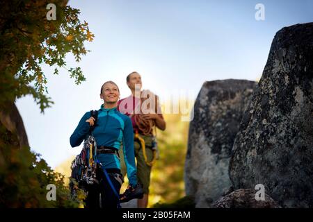 Ein Paar, das mit einer Kletterausrüstung spazieren geht. Stockfoto
