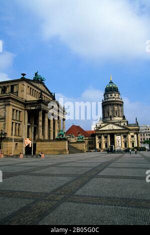 DEUTSCHLAND, BERLIN, GENDARMENMARKT, BLICK AUF DAS THEATER (ERBAUT VON SCHINKEL) UND DEN FRANZÖSISCHEN DOM Stockfoto