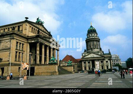 DEUTSCHLAND, BERLIN, GENDARMENMARKT, BLICK AUF DAS THEATER (ERBAUT VON SCHINKEL) UND DEN FRANZÖSISCHEN DOM Stockfoto