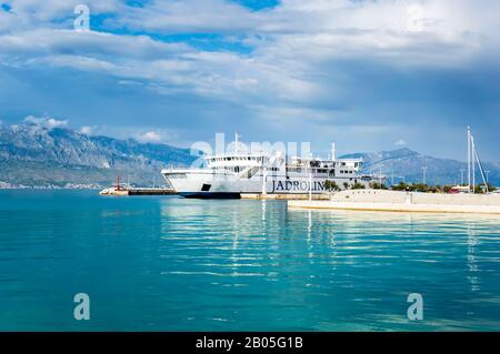Supetar, Kroatien - 22. Mai 2019: Die Jadrolinija-Fähre MF Tin Ujevic im Hafen von Supetar verbindet die kroatische Insel Brac mit Split auf dem Festland. Seitenansicht von Stockfoto