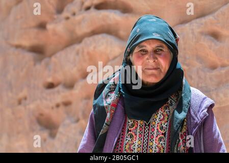 Jordan, Petra (UNESCO) Beduinerin in traditioneller Kleidung, 74 Jahre alter nomatischer Schafhirte. Stockfoto