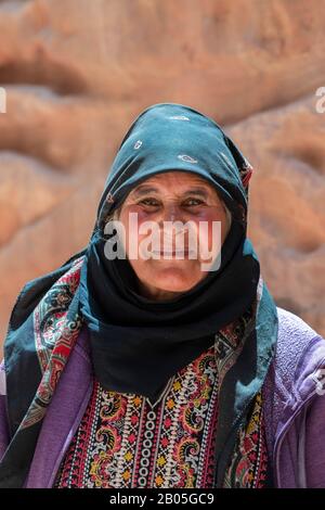 Jordan, Petra (UNESCO) Beduinerin in traditioneller Kleidung, 74 Jahre alter nomatischer Schafhirte. Stockfoto