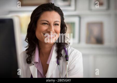 Porträt eines lächelnden Arztes mittleren Alters. Stockfoto