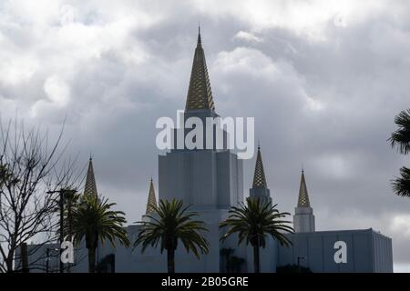 Der Mormonentempel in Oakland liegt hoch über der Stadt und bietet einen großartigen Blick auf die San Francisco Bay Area. Stockfoto