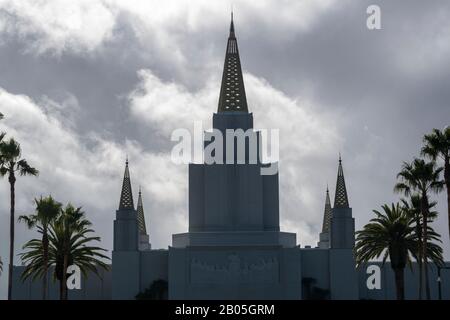 Der Mormonentempel in Oakland liegt hoch über der Stadt und bietet einen großartigen Blick auf die San Francisco Bay Area. Stockfoto