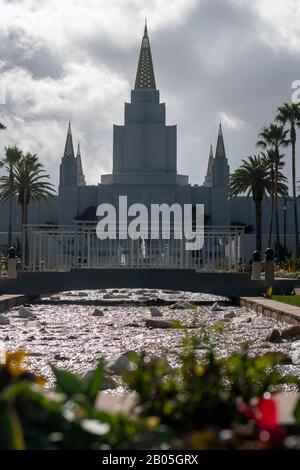 Der Mormonentempel in Oakland liegt hoch über der Stadt und bietet einen großartigen Blick auf die San Francisco Bay Area. Stockfoto