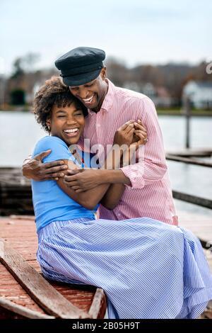 Paar genießt romantischen Tag am Meer. Stockfoto