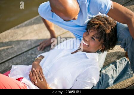 Paar auf Wharf zusammen zu sitzen. Stockfoto