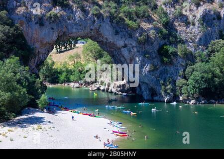Luftaufnahme von Narural arch in Vallon Pont D'Arc, Ardèche Schlucht in Frankreich Stockfoto