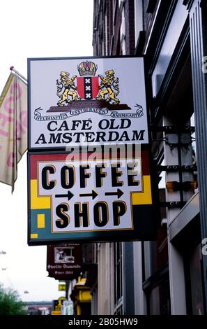 NIEDERLANDE, HOLLAND, AMSTERDAM, SCHILD FÜR CAFÉ-BAR, (VERKAUF VON MARIHUANA) Stockfoto