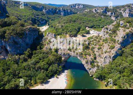 Luftaufnahme von Narural arch in Vallon Pont D'Arc, Ardèche Schlucht in Frankreich Stockfoto