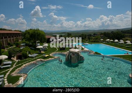 Thermalpool im Adler Thermae Spa & Relax Resort in Bagno Vignoni, in der Nähe von San Quirico im Val d'Orcia in der Nähe von Pienza in der Toskana, Italien Stockfoto