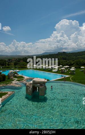 Thermalpool im Adler Thermae Spa & Relax Resort in Bagno Vignoni, in der Nähe von San Quirico im Val d'Orcia in der Nähe von Pienza in der Toskana, Italien Stockfoto