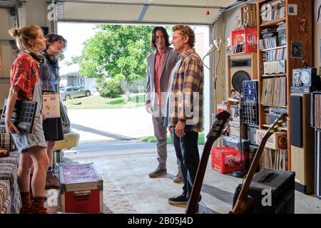 ERSCHEINUNGSDATUM: 21. August 2020 TITEL: Bill & Ted Face The Music STUDIO: United Artists DIRECTOR: Dean Parisot PLOT: Einmal erzählt, dass sie das Universum während eines Zeitfahrabenteuers retten würden, finden sich 2 Möchtegernrocker aus San Dimas, Kalifornien, als Dads mittleren Alters, die noch versuchen, einen Hitsong auszukurbeln und ihr Schicksal zu erfüllen. Hauptdarsteller: BRIGETTE LUNDY-PAINE als Billie Logan, SAMARA WEBEREI als Thea Preston, ALEX WINTER als Bill S. Preston, KEANU REEVES als Ted 'Theodore' Logan. (Bild: © United Artists/Entertainment Pictures) Stockfoto