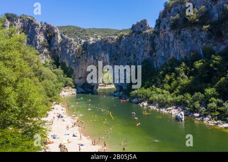Luftaufnahme von Narural arch in Vallon Pont D'Arc, Ardèche Schlucht in Frankreich Stockfoto