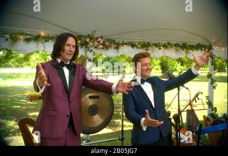 ERSCHEINUNGSDATUM: 21. August 2020 TITEL: Bill & Ted Face The Music STUDIO: United Artists DIRECTOR: Dean Parisot PLOT: Einmal erzählt, dass sie das Universum während eines Zeitfahrabenteuers retten würden, finden sich 2 Möchtegernrocker aus San Dimas, Kalifornien, als Dads mittleren Alters, die noch versuchen, einen Hitsong auszukurbeln und ihr Schicksal zu erfüllen. Hauptdarsteller: Alex WINTER als Bill S. Preston, KEANU REEVES als Ted 'Theodore' Logan. (Bild: © United Artists/Entertainment Pictures) Stockfoto