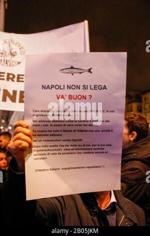 Neapel, KAMPANIEN, ITALIEN. Februar 2020. 18.02.2020 Neapel, Piazza dante Alighieri heute Abend gab es die Radine der Sardinen in Opposition zum Besuch des Führers der Liga Matteo Salvini Credit: Fabio Sasso/ZUMA Wire/Alamy Live News Stockfoto