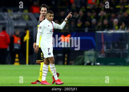 18. februar 2020 Dortmund, Deutschland Fußball Borussia Dortmund gegen Paris Saint Germain L-R: Mats Hummels von Borussia Dortmund und Kylian Mbappe von Paris Saint Germain Stockfoto