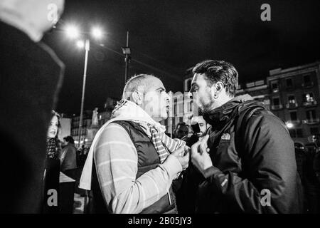 Neapel, KAMPANIEN, ITALIEN. Februar 2020. 18.02.2020 Neapel, Piazza dante Alighieri heute Abend gab es die Radine der Sardinen in Opposition zum Besuch des Führers der Liga Matteo Salvini Credit: Fabio Sasso/ZUMA Wire/Alamy Live News Stockfoto