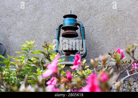 Alte Gaslampe in einem Garten Stockfoto