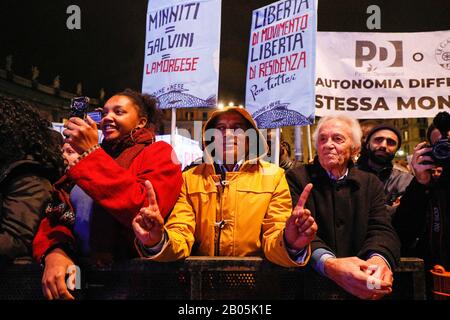 Neapel, KAMPANIEN, ITALIEN. Februar 2020. 18.02.2020 Neapel, Piazza dante Alighieri heute Abend gab es die Radine der Sardinen in Opposition zum Besuch des Führers der Liga Matteo Salvini Credit: Fabio Sasso/ZUMA Wire/Alamy Live News Stockfoto